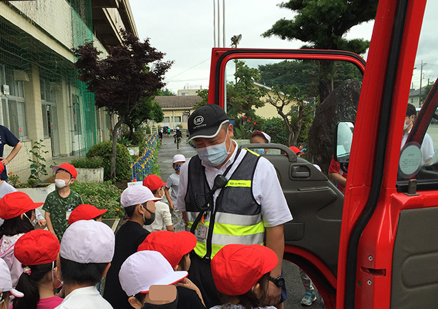 UD Trucks donates 5,000 masks to Oya elementary school in Ageo