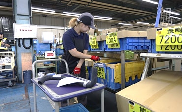トラックの補修部品の個装・入庫・出庫・発送をしている様子の写真