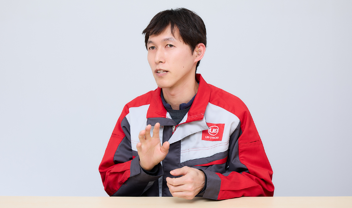 インタビューに答えるシュウタロウさんの写真