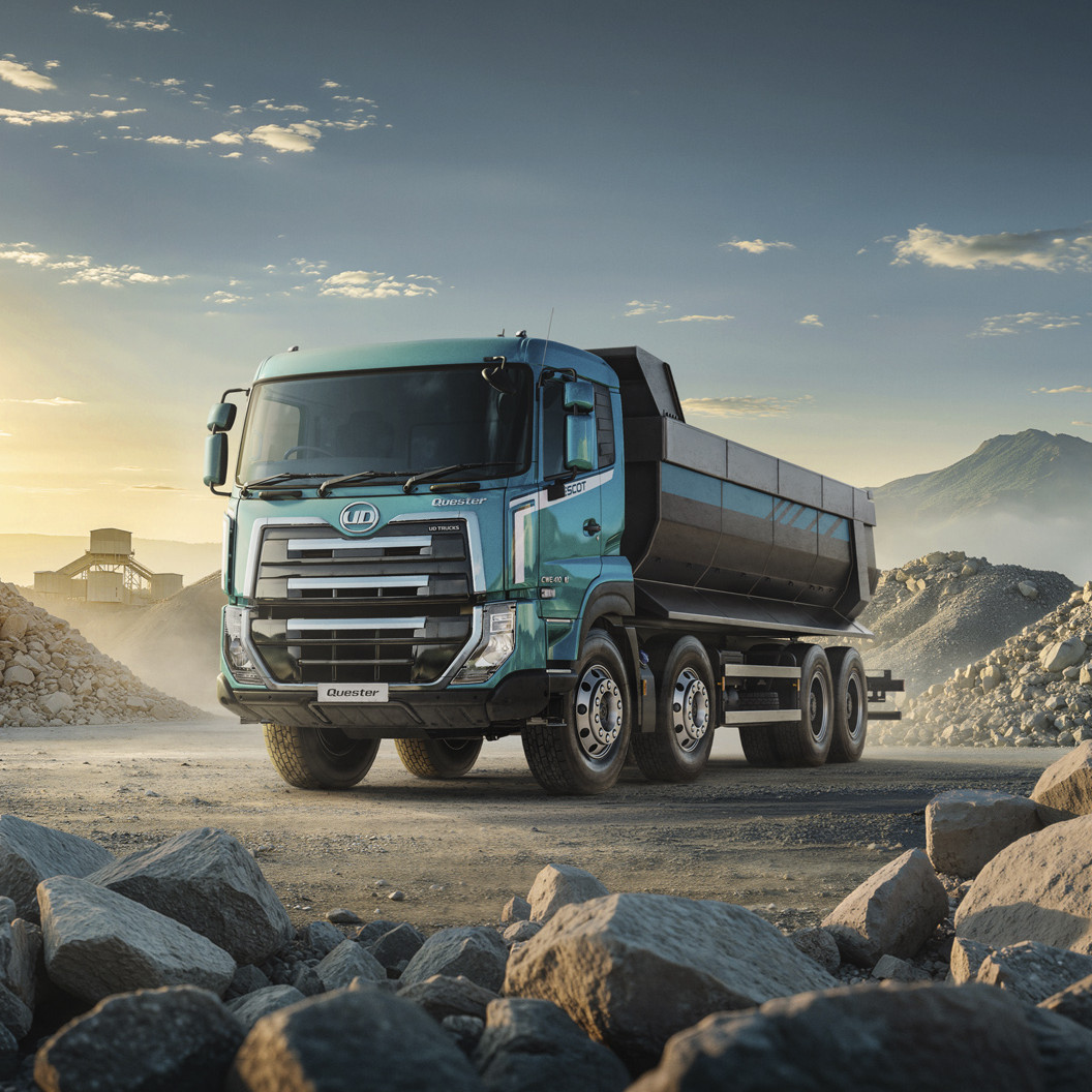 รถบรรทุกจอดบนลานหิน ใกล้ภูเขา ท้องฟ้ายามพระอาทิตย์ขึ้น