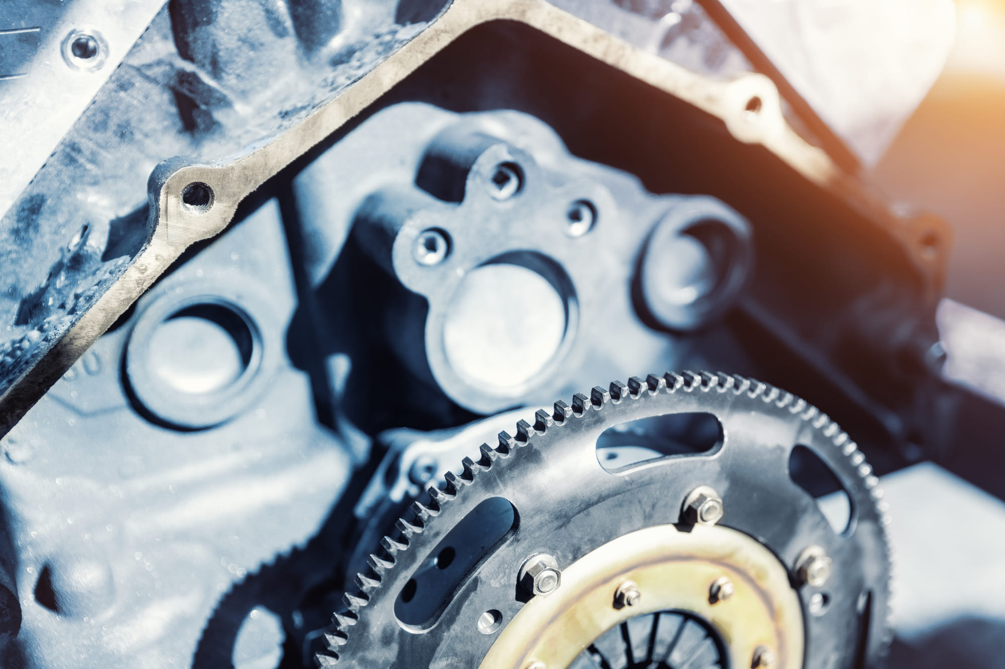 自動車エンジンの金属部分とギアのクローズアップ