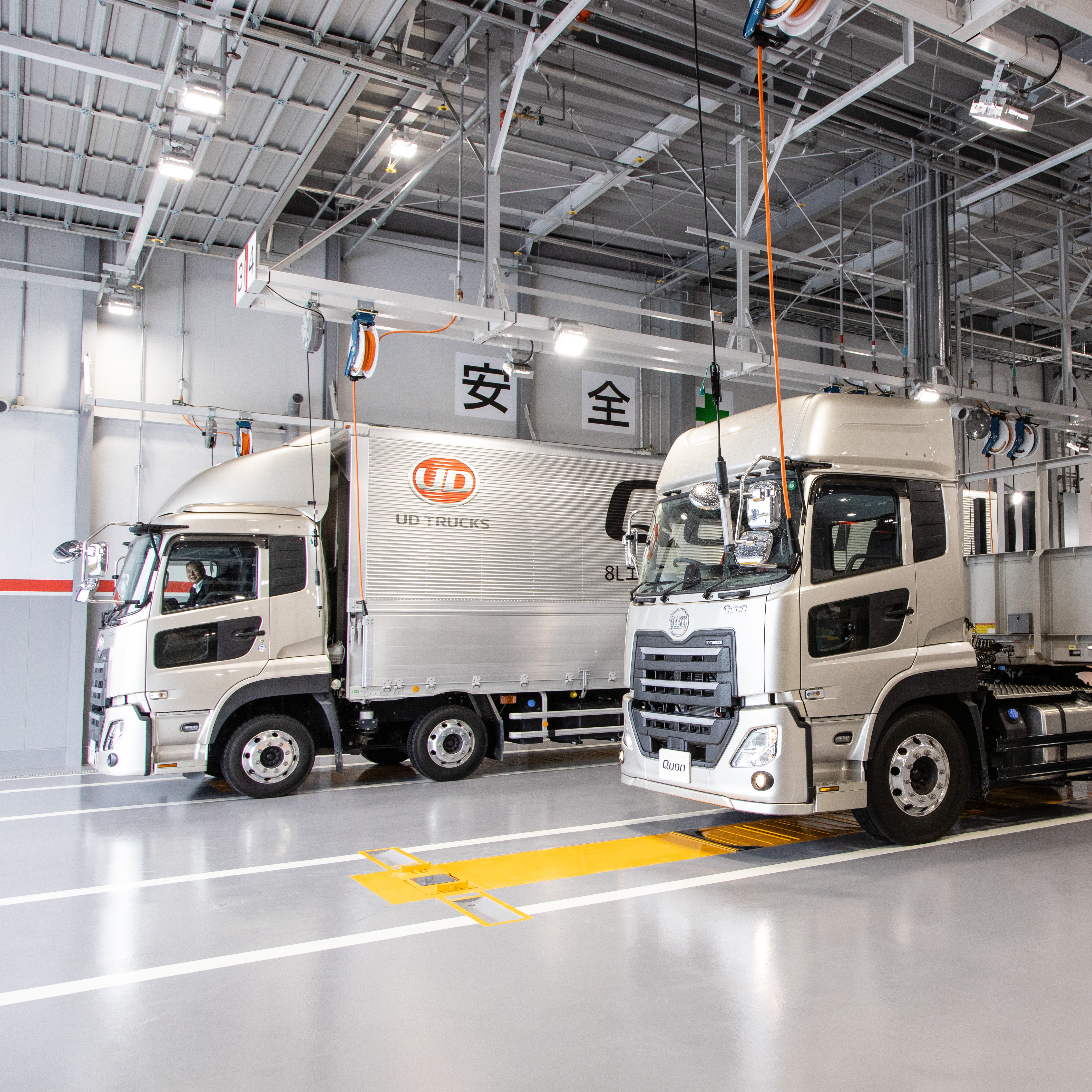 UDトラックス 純正メッキオーターニジシュ 79210 OZ00J 新品 UDトラックス 純正メッキオーターニジシュ 79210 OZ00J 新品 600