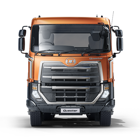 Lori berwarna jingga dilihat dari hadapan, latar belakang putih.