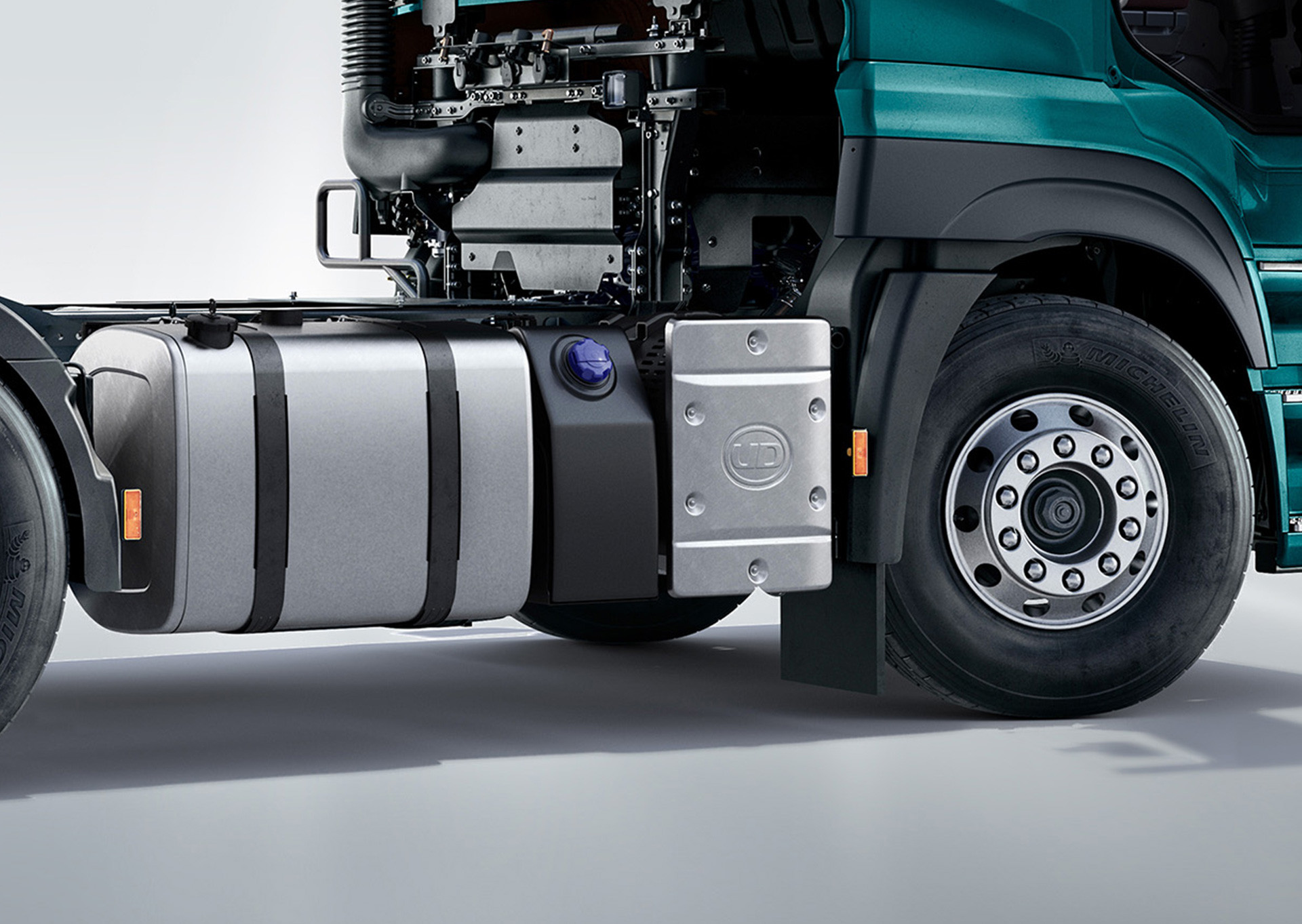 Vooraansig van 'n vragmotor se wiel, onderstel en brandstoftenk