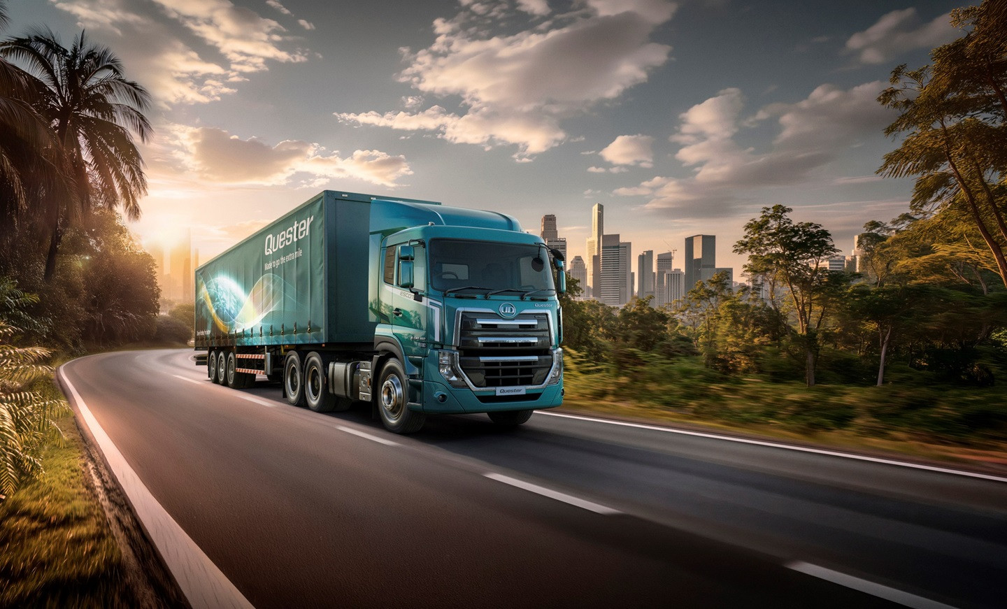 รถบรรทุกสีฟ้าวิ่งบนถนน ใกล้เมืองใหญ่ในยามพระอาทิตย์ตก