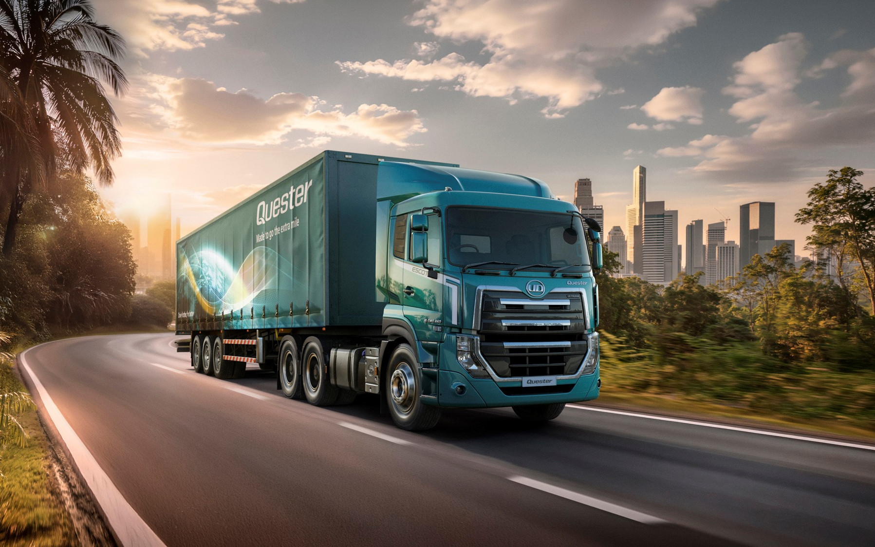 รถบรรทุกสีน้ำเงินวิ่งบนถนน ใกล้เมืองใหญ่ยามพระอาทิตย์ตก