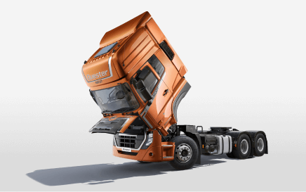 Xe đầu kéo màu cam, cabin lật lên để lộ động cơ.