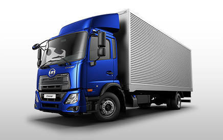 Tráiler azul con caja gris sobre fondo blanco.