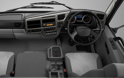 Dashboard ya lori yenye viti vitatu na usukani upande wa kulia.