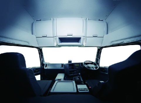 Quon_7MT_interior