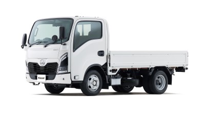 UDトラックス、群馬部品センターで倉庫屋根・外壁へ遮熱塗装 | UD Trucks