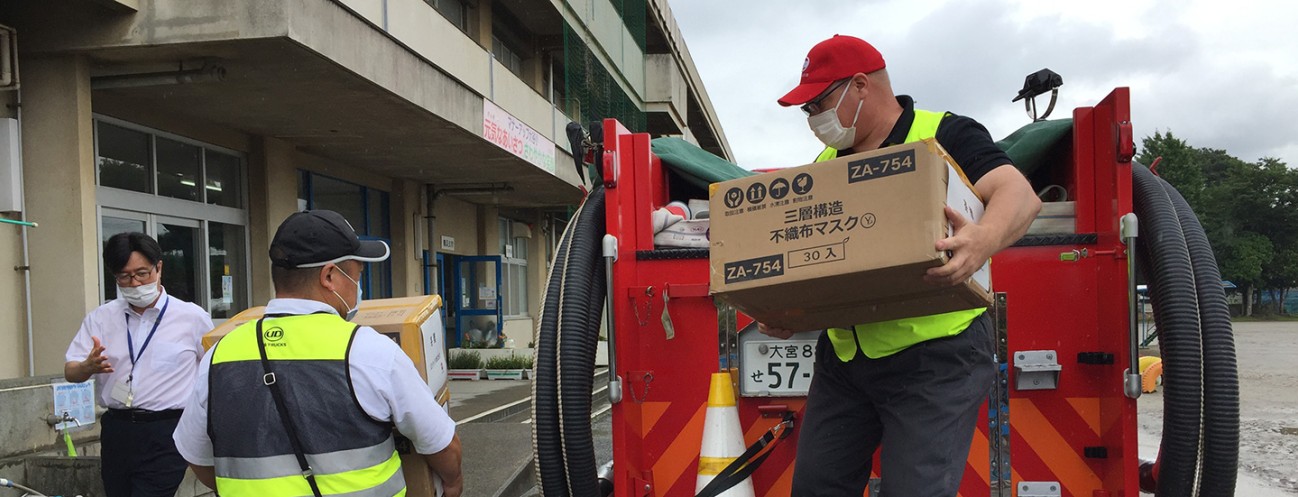 UD Trucks donates 5,000 masks to Oya elementary school in Ageo