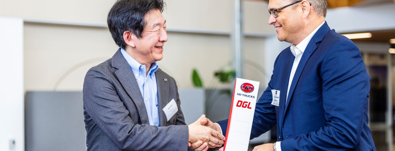 Handover of a brand-new UD Quon to DGL