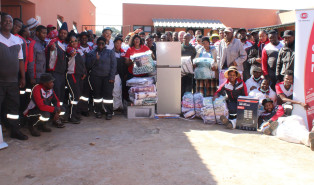 UD Trucks Southern Africa employees volunteering at Boikhutso Old Age Home 