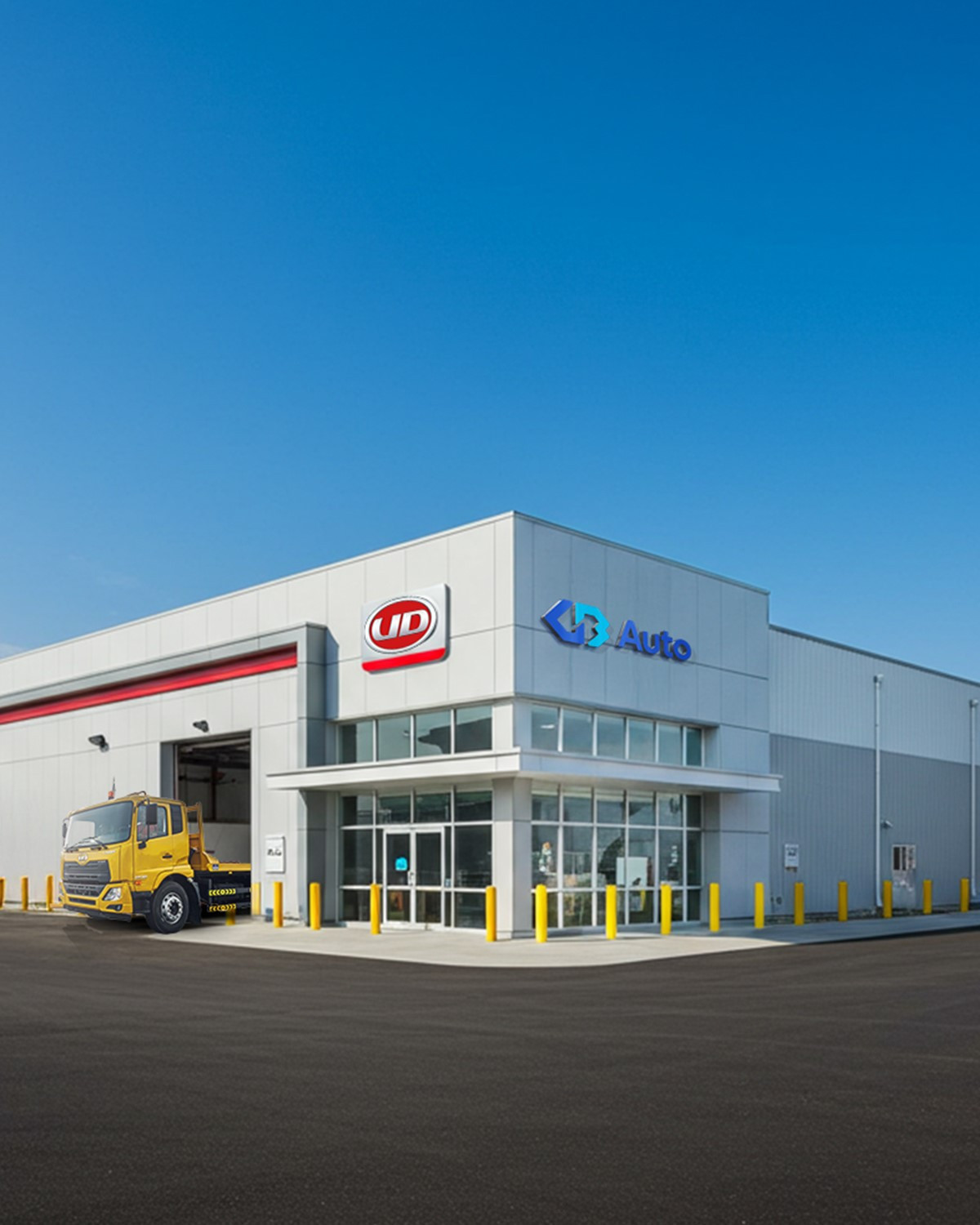 مبنى حديث بواجهة زجاجية وشاحنة صفراء تقف بالخارج تحت سماء زرقاء صافية.