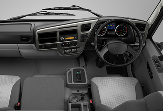 Dashboard ya lori, viti vitatu na usukani upande wa kulia.