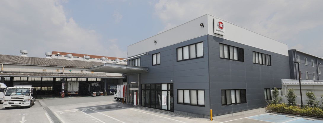 # 81126-7-120-7 ★ 日産 UD トラックス クオン ステップ 左側 助手席側 PKG-CD4ZE Find Truck | UD Trucks